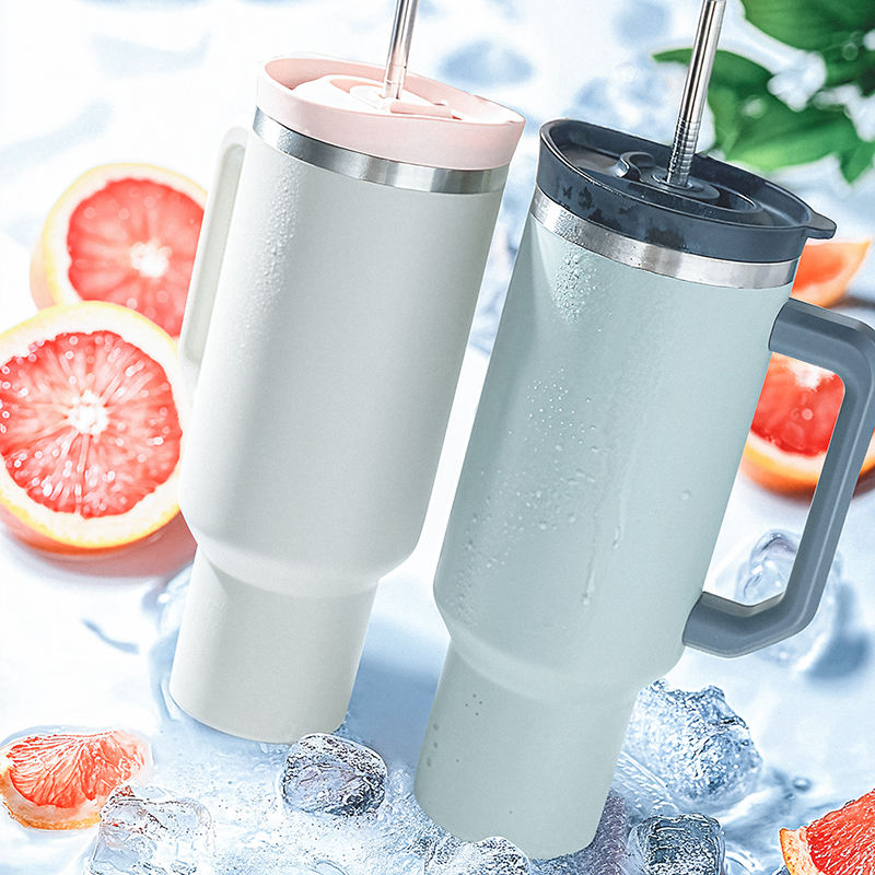 Izolirana čaša od 1227 ml sa slamkom